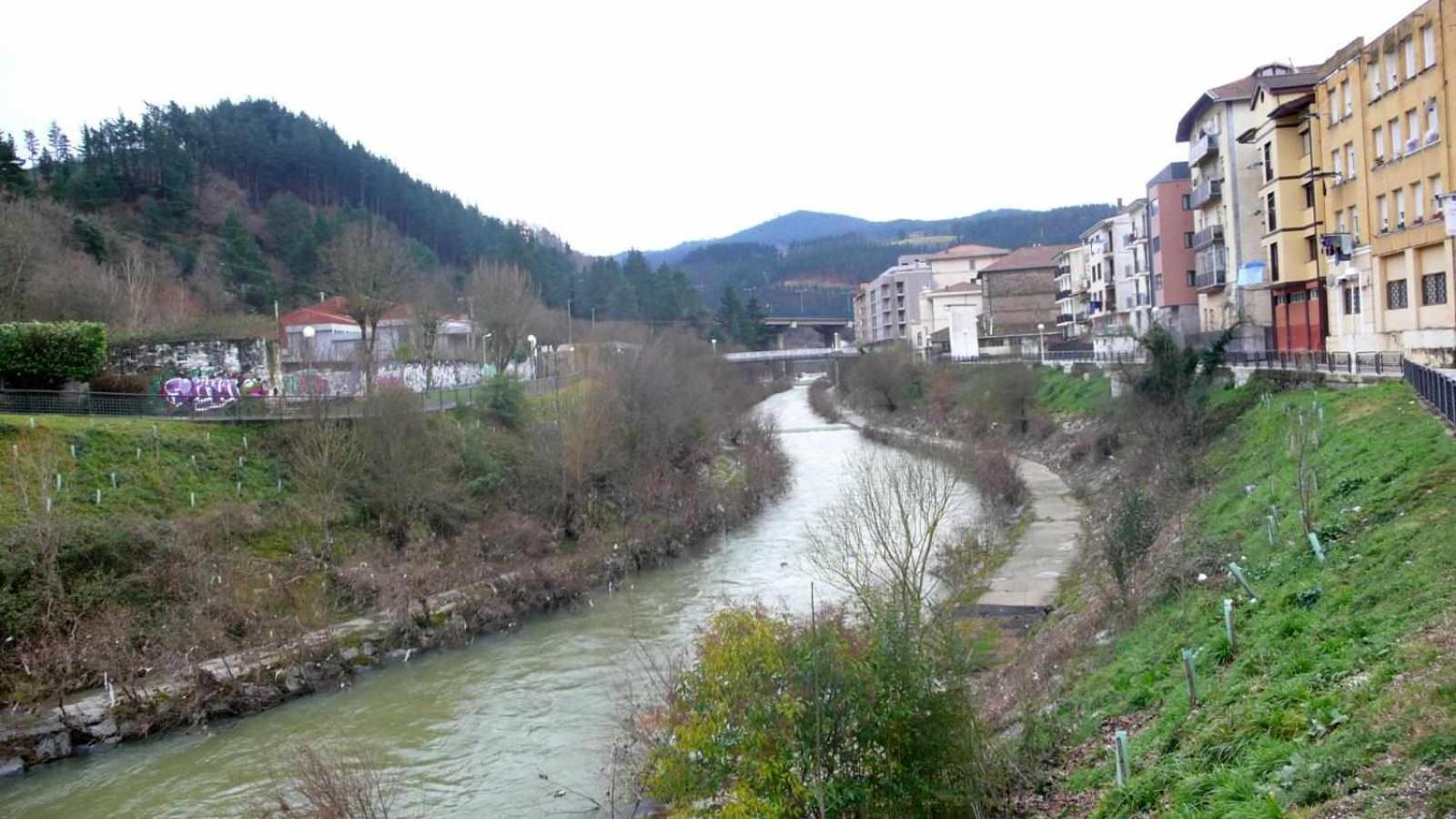 Piso Rio Nervion 15 Minutos Bilbao Daire Ugao-Miraballes Dış mekan fotoğraf